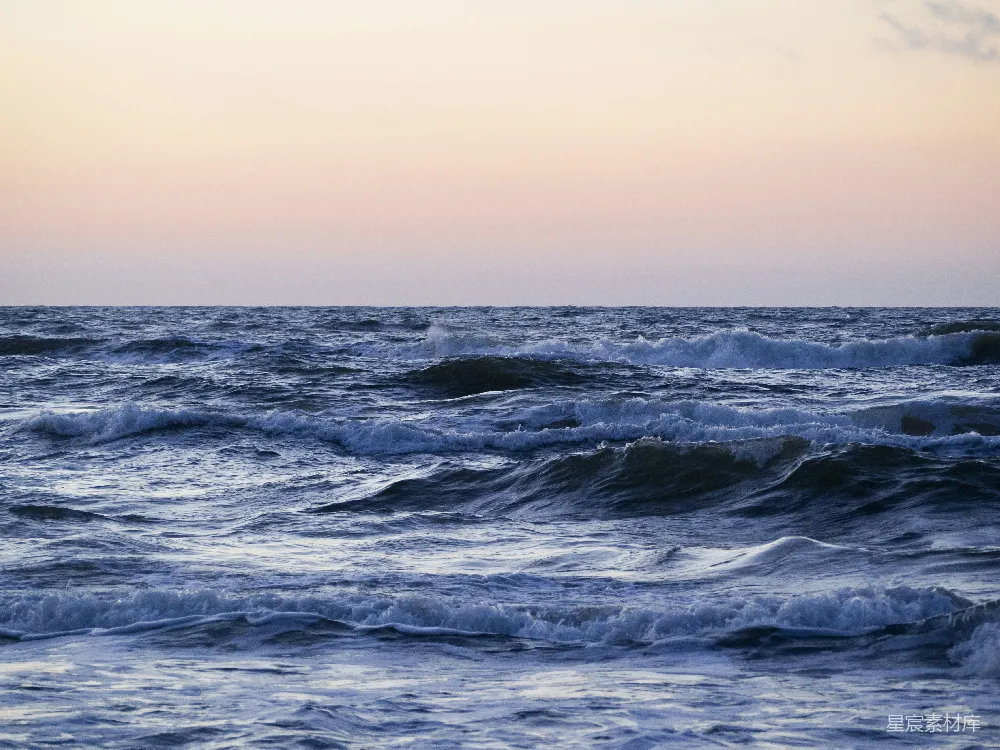 高清摄影 灰天空中日间的海浪