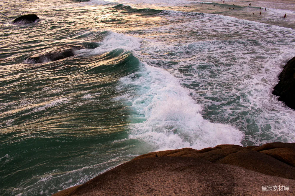 高清摄影  一湖水面波浪涌向岸边