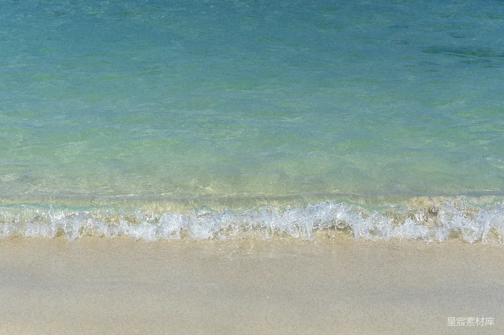 高清摄影 海浪在白天拍击着海岸