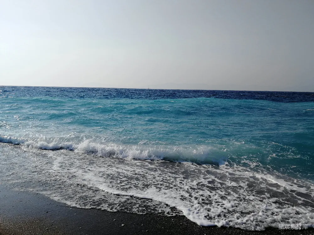 高清摄影 海边白天海浪拍击岸边的景象