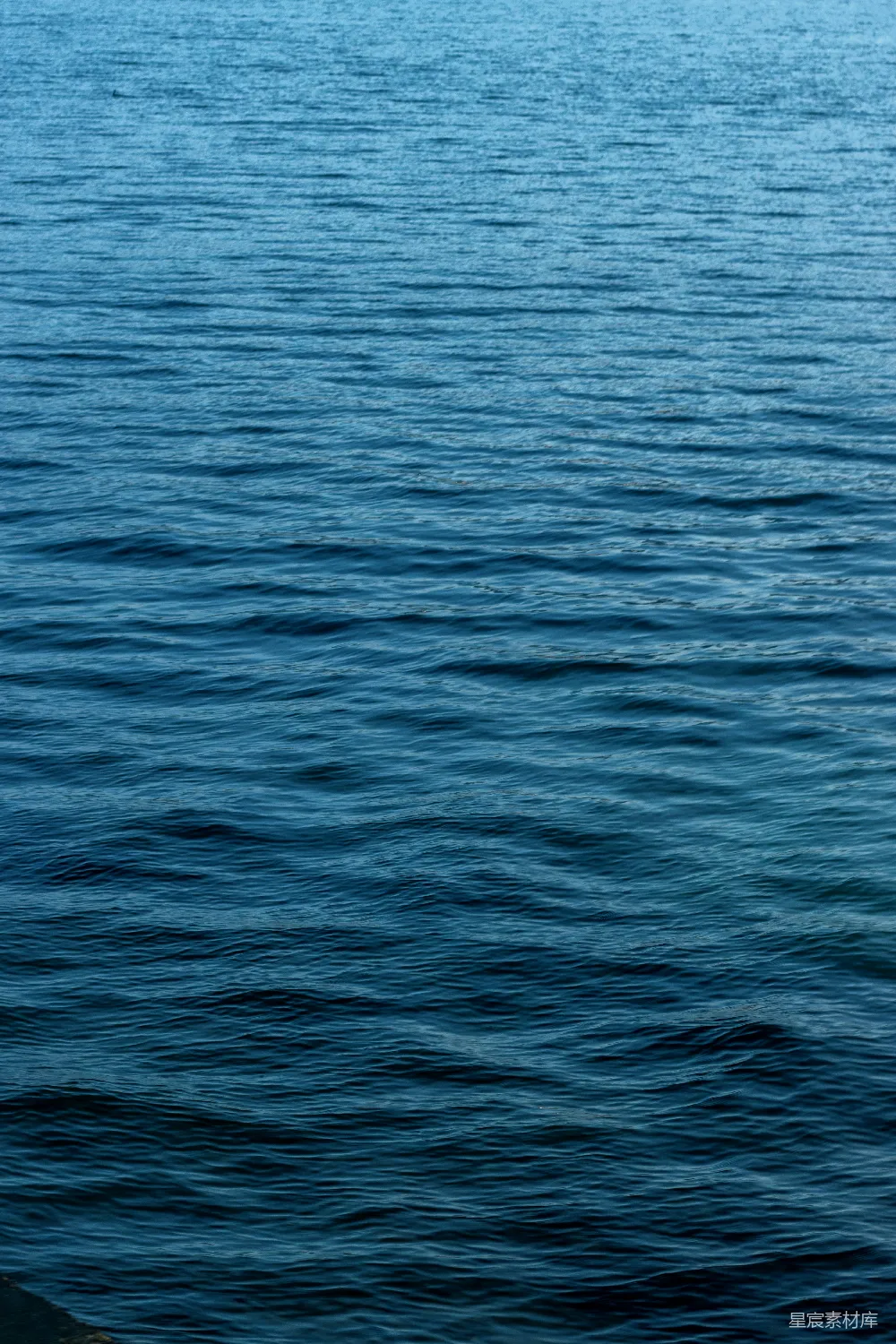 高清摄影 漂浮在一大片水体上的小船