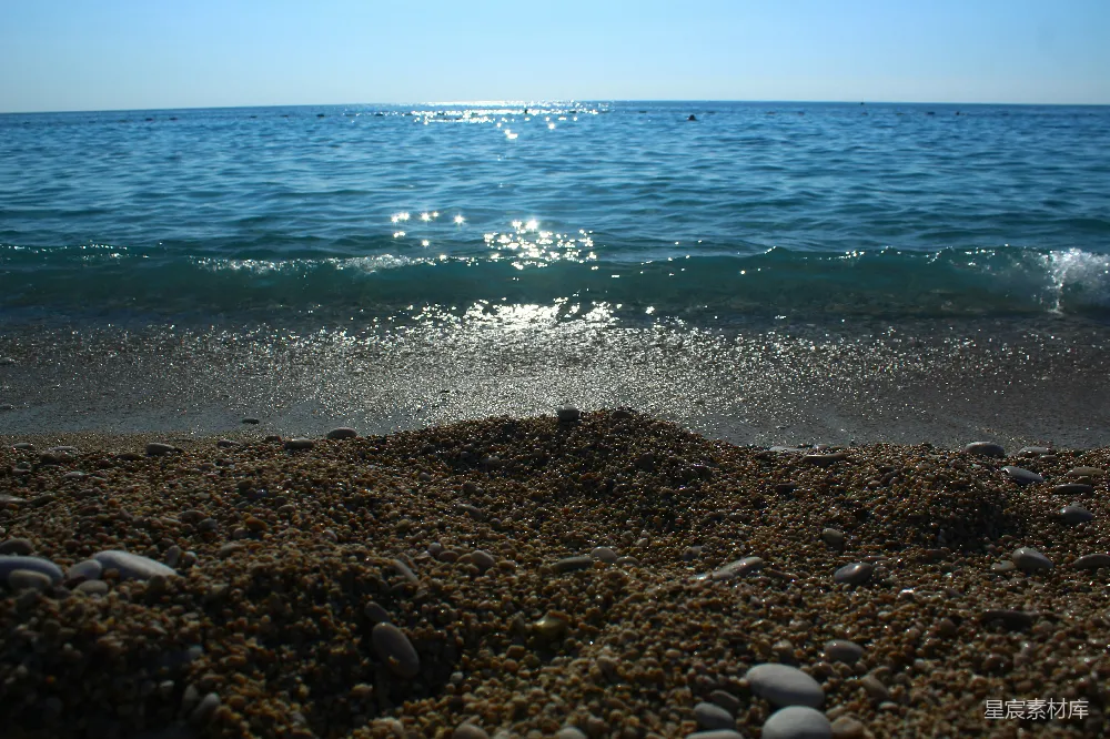 高清摄影 崎岖的海滩，浪花拍打