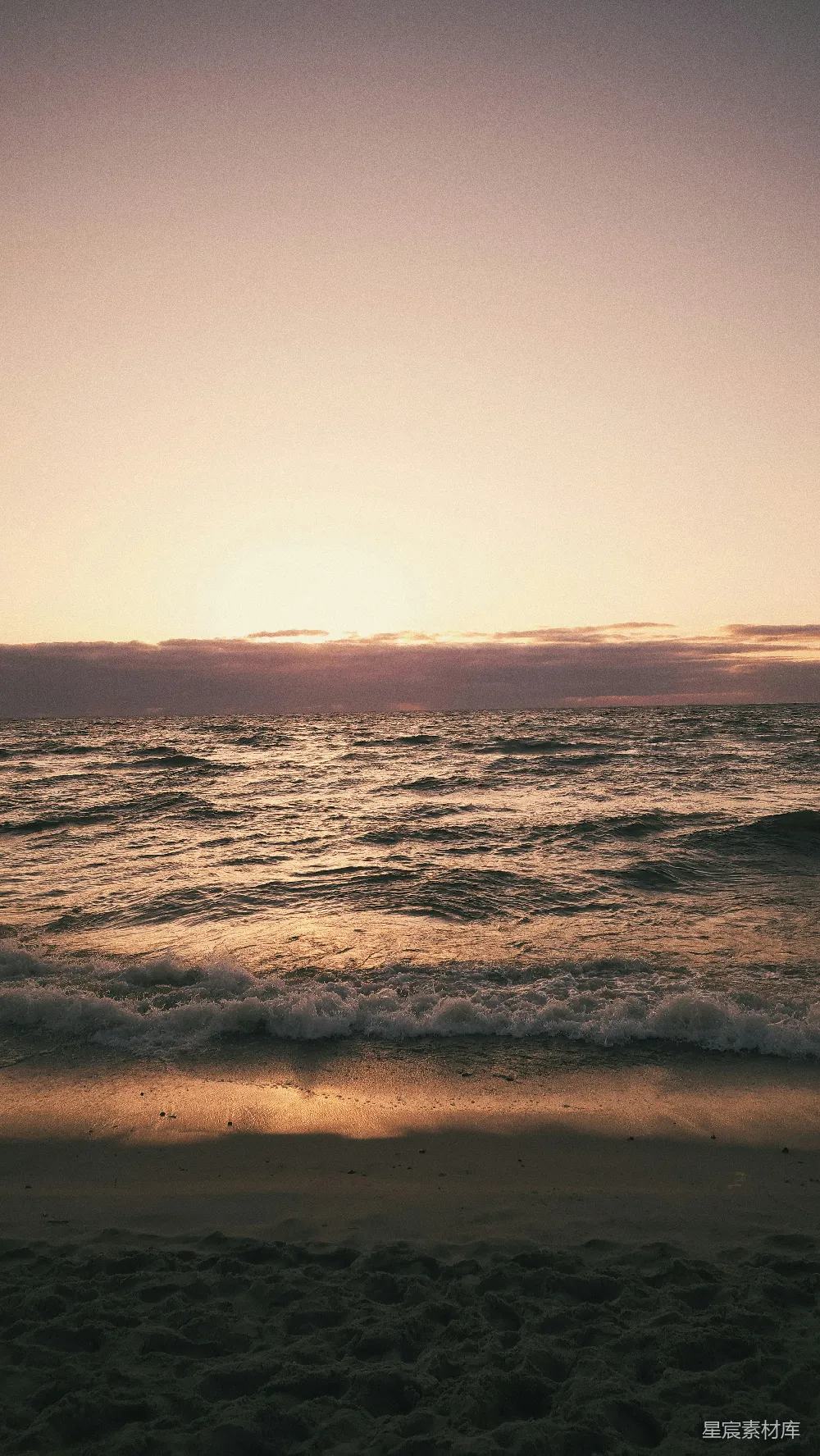 高清摄影 海边的太阳正在 Setting 落下到海洋之上。