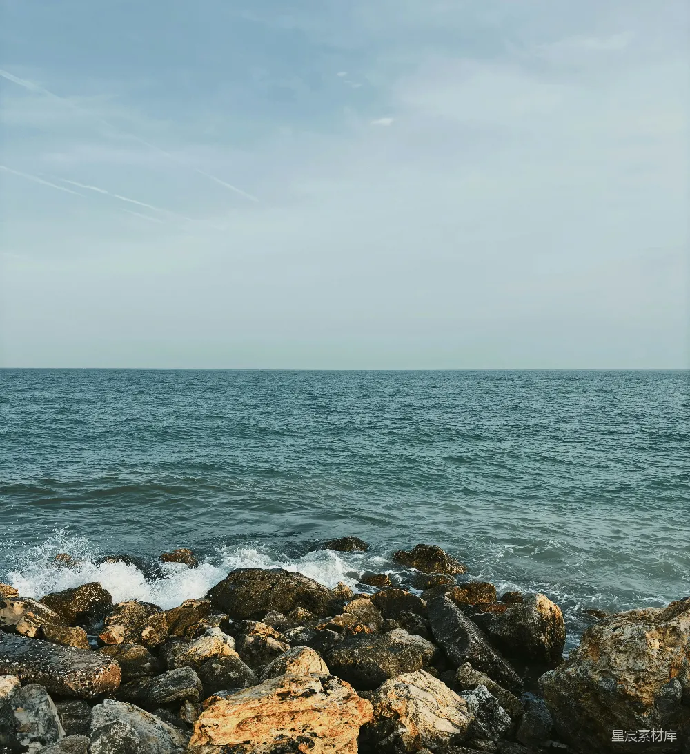 高清摄影 海洋与岩石海岸相接。