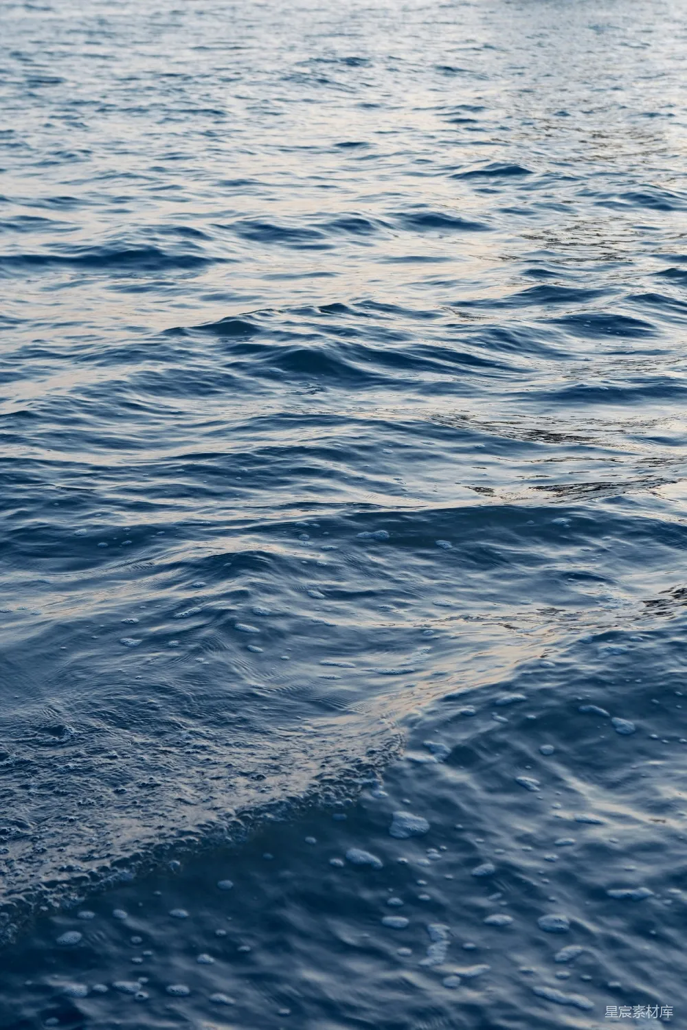 高清摄影 海边一名男子骑在海浪上的冲浪板上