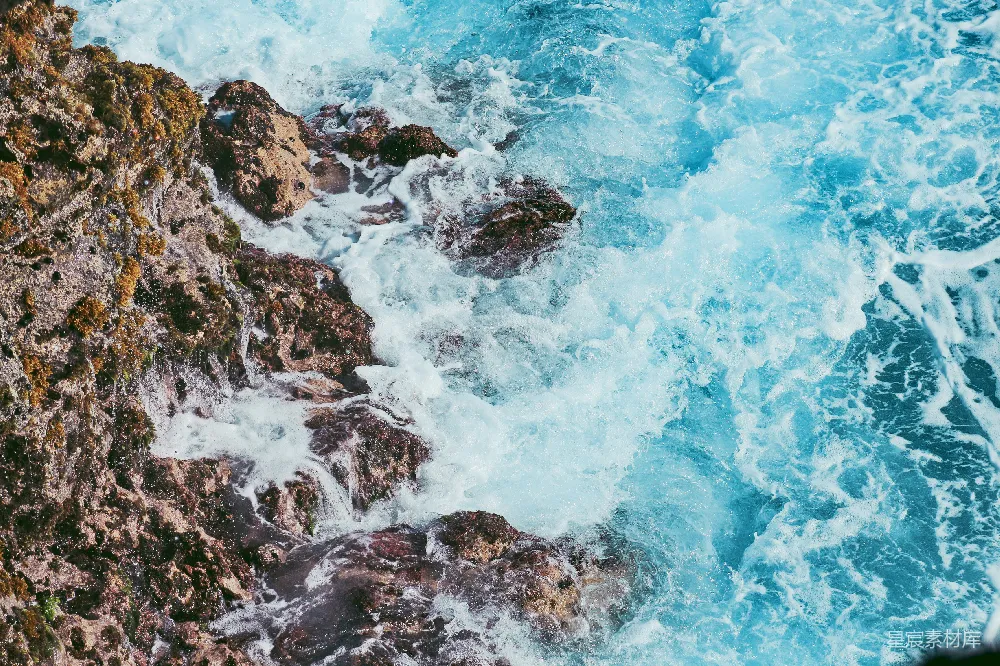高清摄影 山坡旁的水域