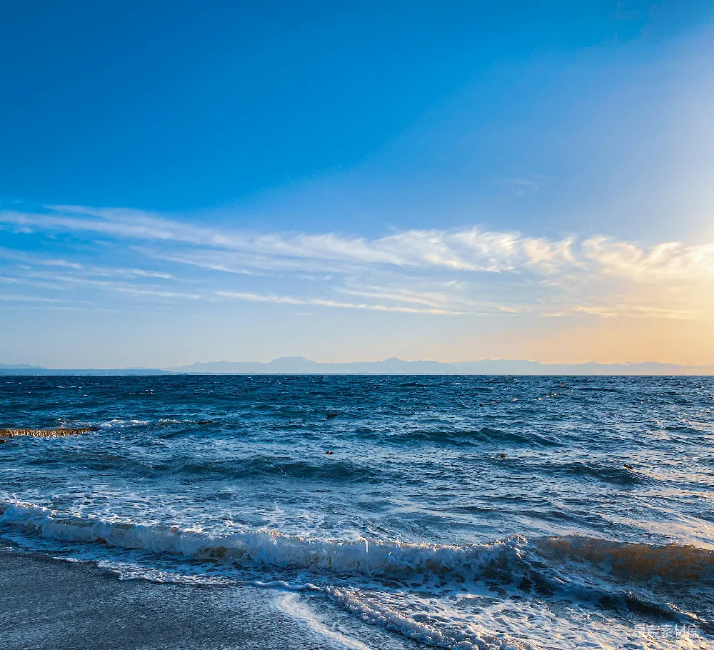 高清摄影 岸边有波浪涌向海岸的海滩