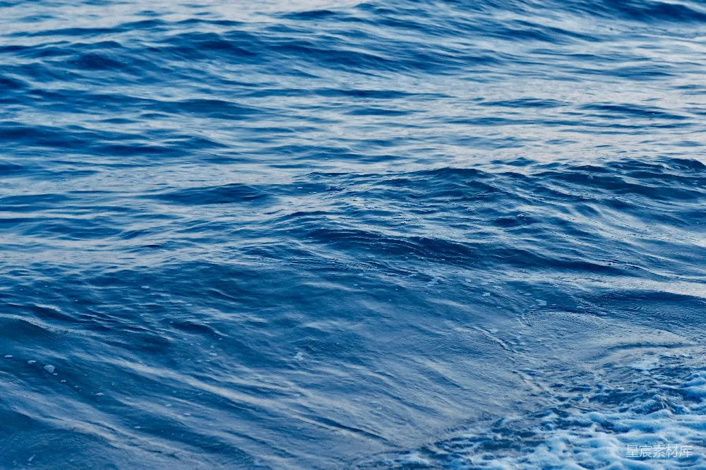 高清摄影 海边一名男子骑在海浪上的冲浪板上