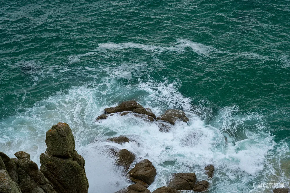 高清摄影 岩石上的海浪 crashing 落下