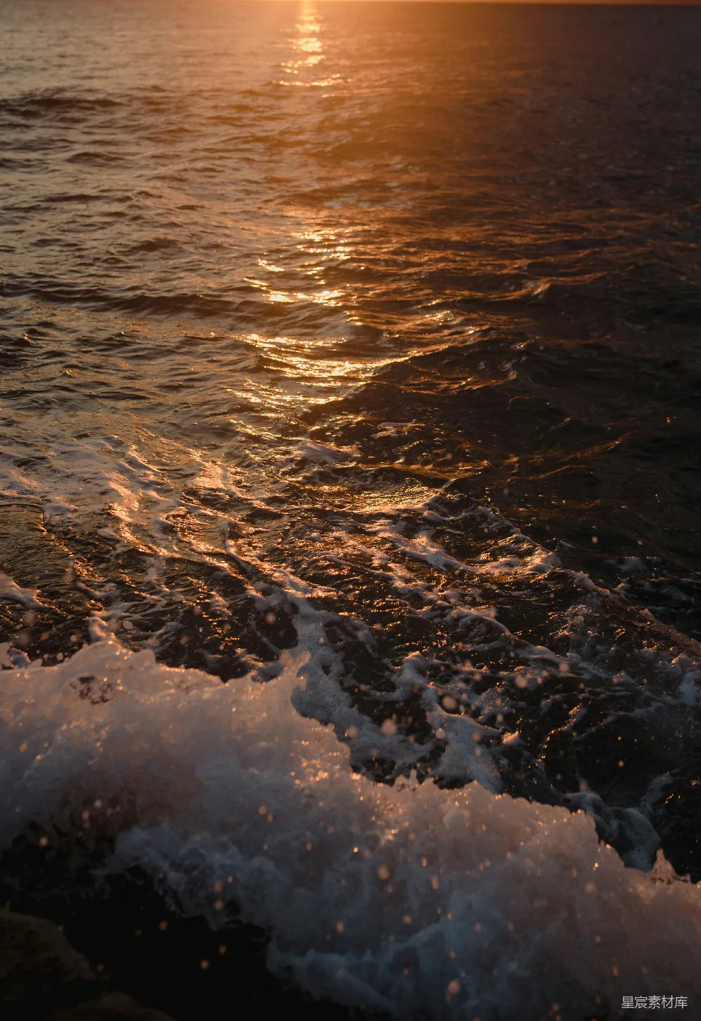 高清摄影 夕阳落下海浪之上