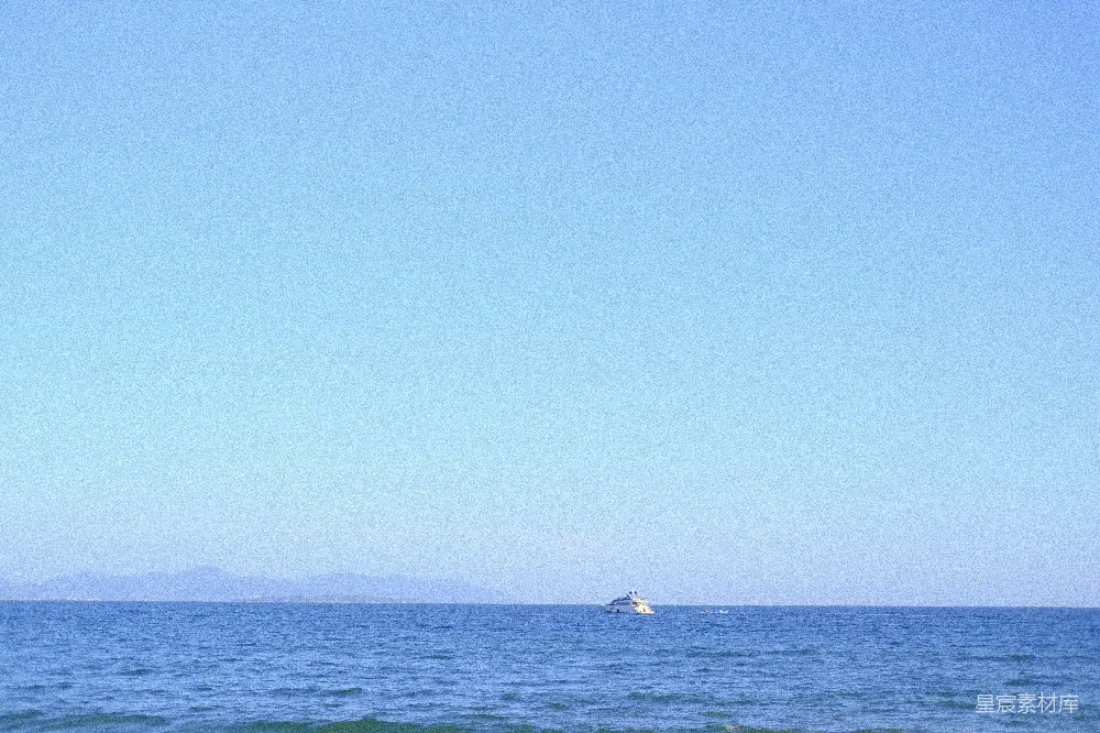 高清摄影 一艘船在晴朗的一天出海了。