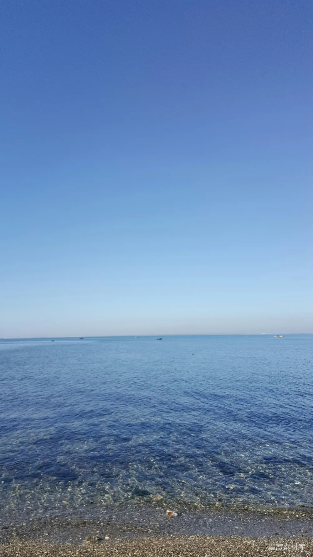 高清摄影 白天蓝天下一片蓝色海洋