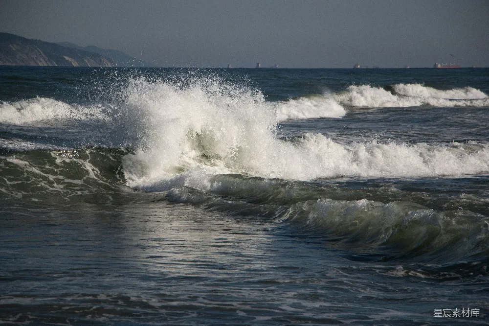 高清摄影 一个骑手站在冲浪板上 surfing atop a wave