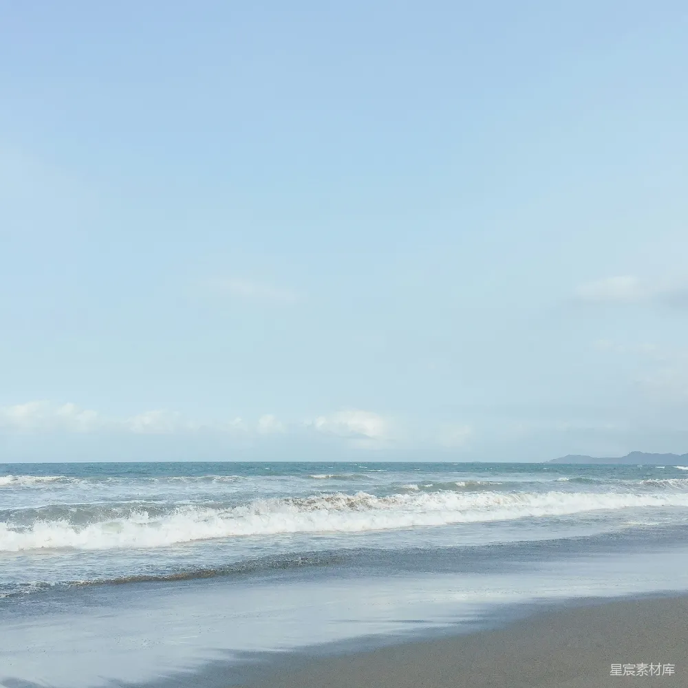 高清摄影 海边一个人拿着冲浪板散步