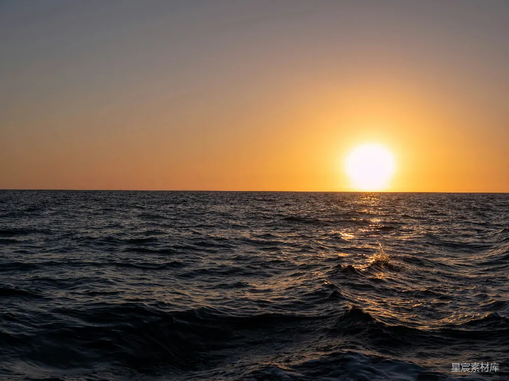 高清摄影 夕阳西下，映照着海洋水面。