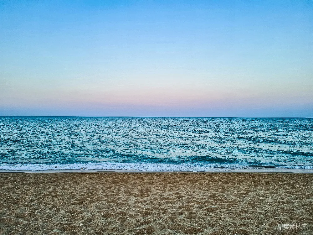 高清摄影 有波涛的海滩和蔚蓝的天空