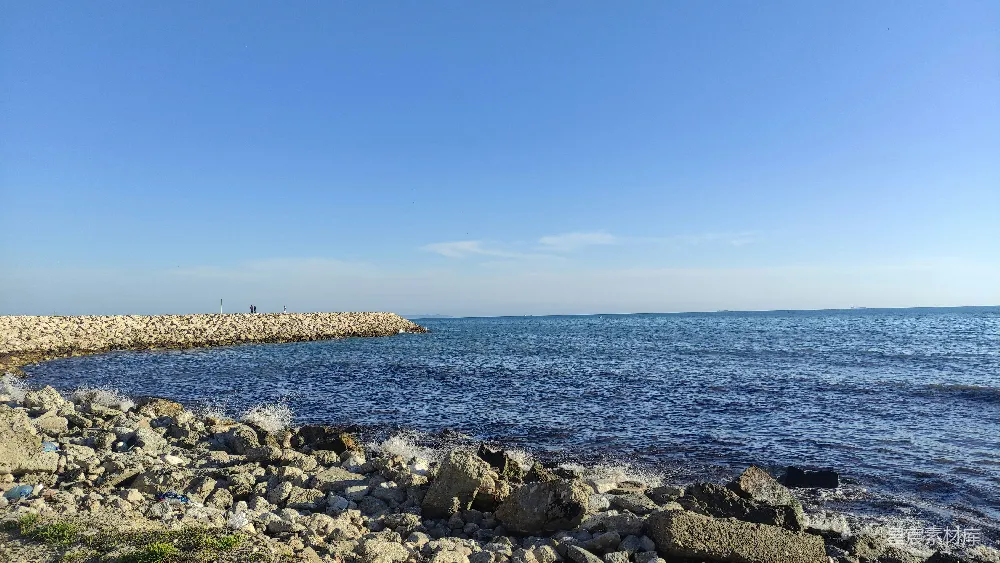 高清摄影 自然 壁纸 岩石嶙峋的海边，背景中有水面。