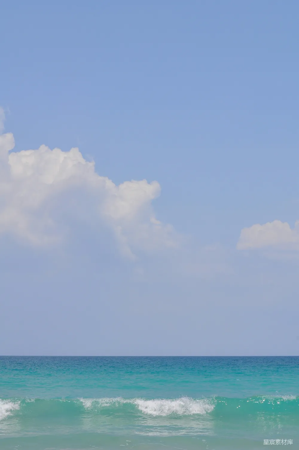高清摄影 海边一个骑手在波浪上冲浪板上的景象