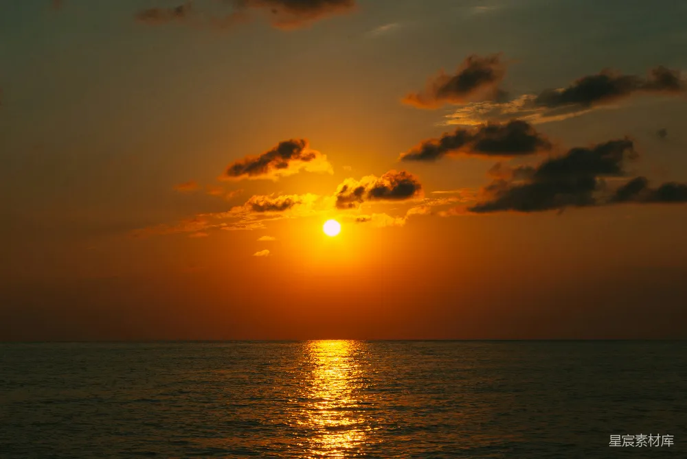 高清摄影 阴天的某一天，夕阳落下海面。