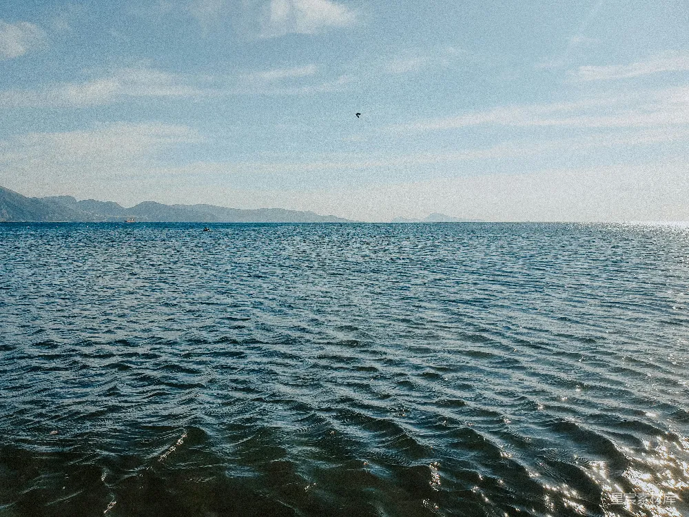 高清摄影 背景中有许多山的广阔水域