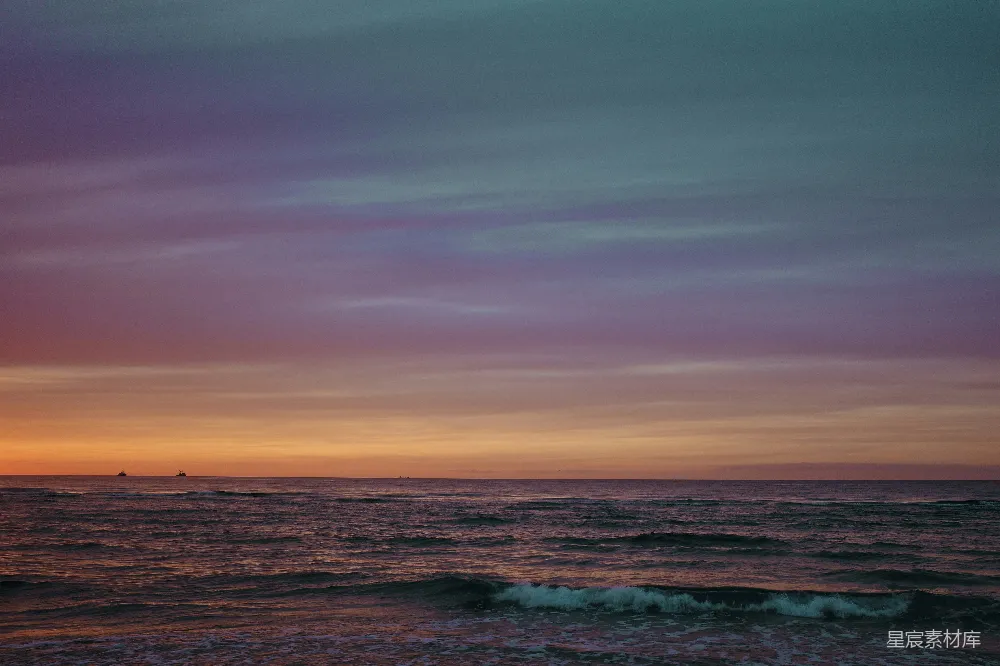 高清摄影  夕阳下海浪拍打在岸边