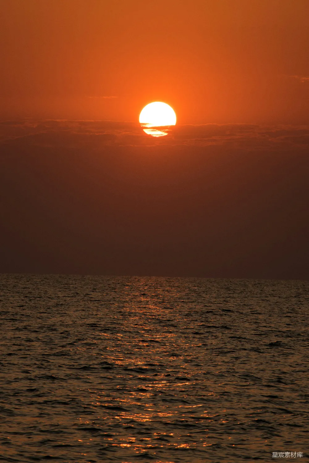 高清摄影 cloudy日子，夕阳映照着海面