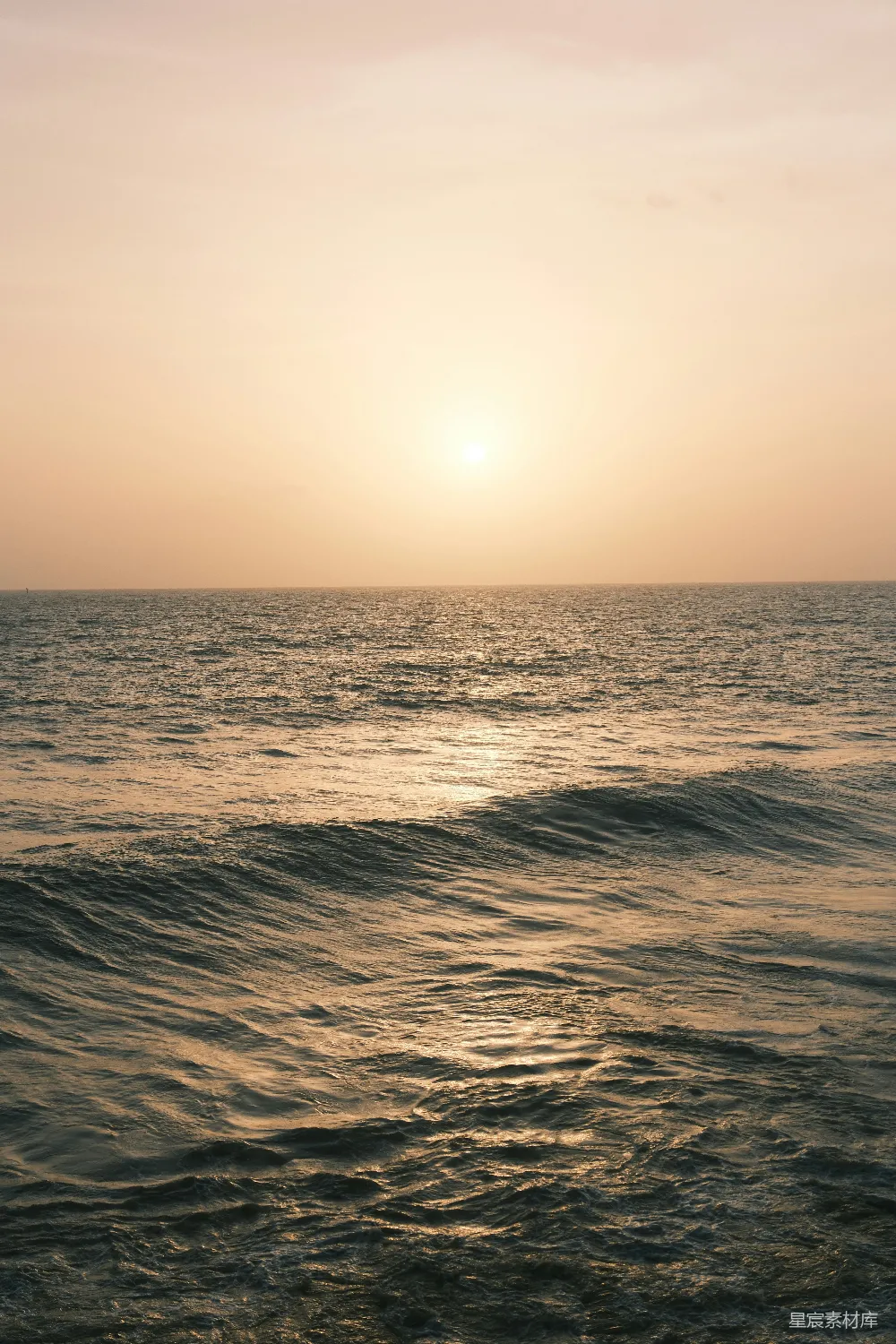 高清摄影 夕阳下的海浪轻拂。
