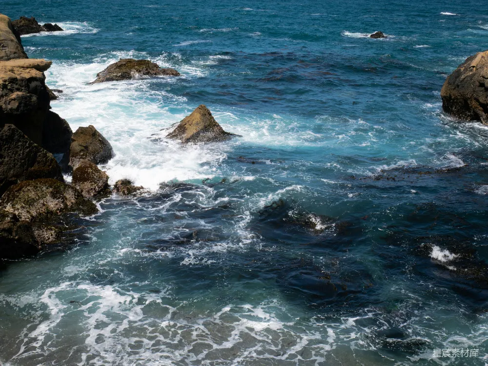 高清摄影 海浪拍打着岩石。