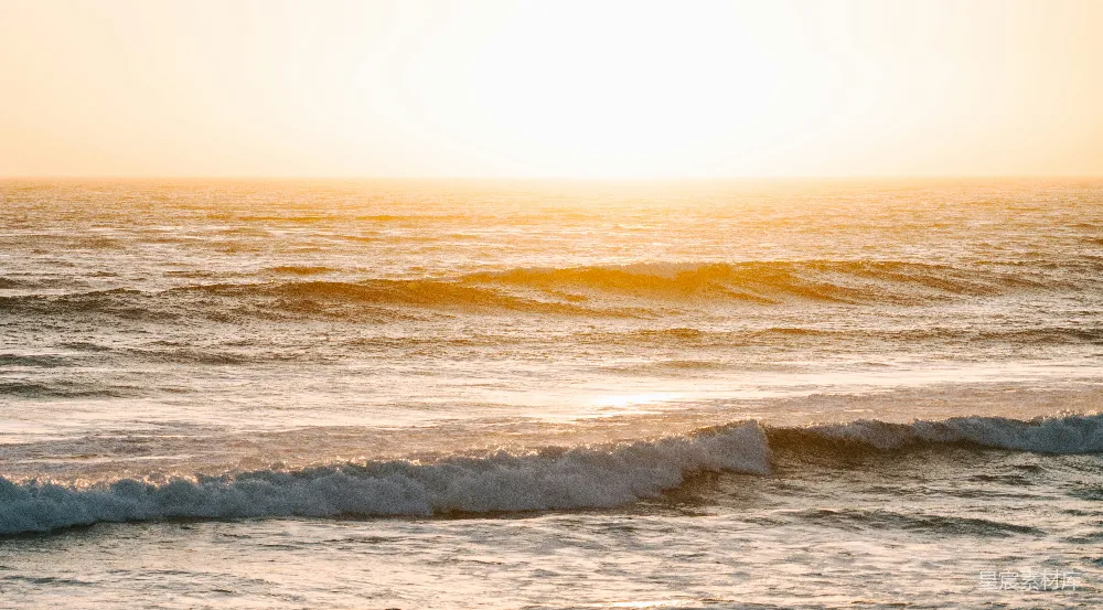 高清摄影 海边一个穿着冲浪板的人在波浪上 Riding a surfboard on a wave in the ocean
