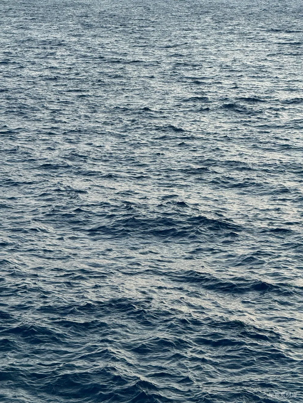 高清摄影 壁纸 旅行 自然 一艘船漂浮在一大片水面上