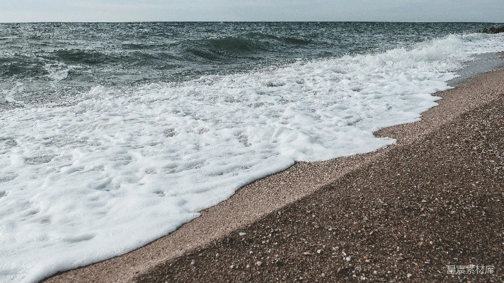 高清摄影 海浪在白天拍打海岸