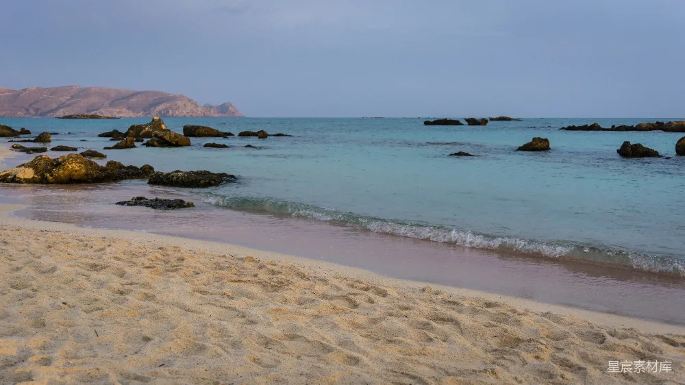 高清摄影 海浪在白天拍打海岸