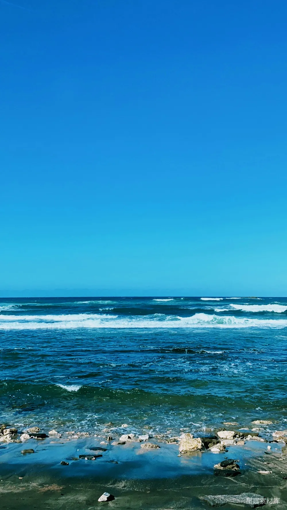 高清摄影  蓝色天空下的海浪
