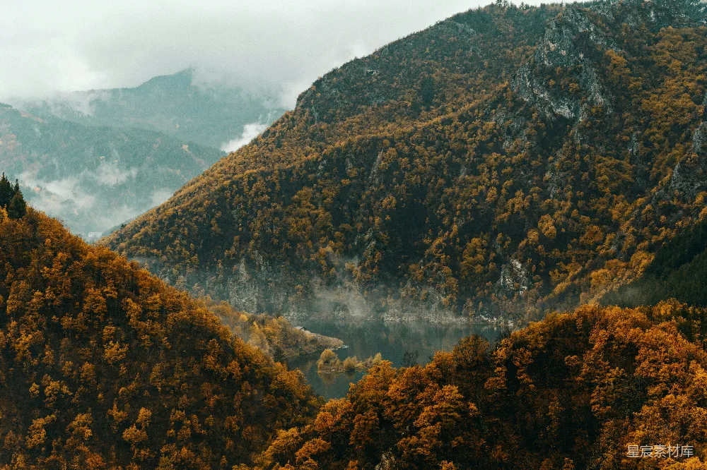 高清摄影 山间一片山脉景色，中间有一片湖泊。