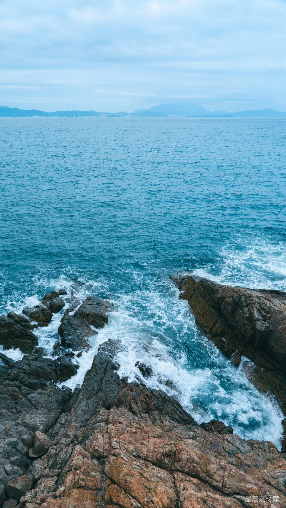 高清摄影 波涛汹涌的岩石海岸