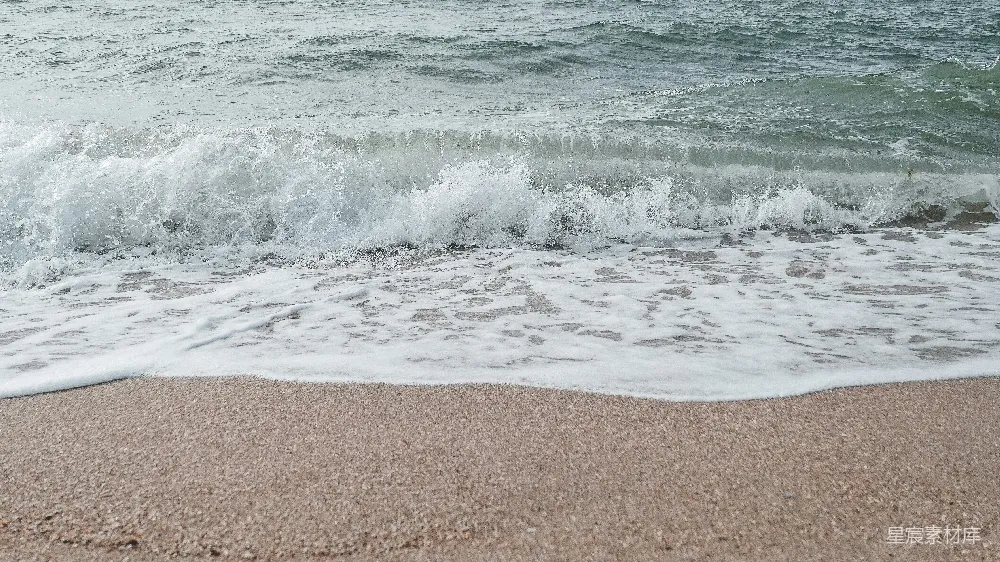 高清摄影 海浪在白天拍击海岸