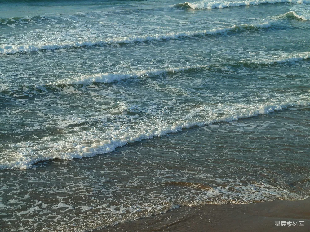 高清摄影 白天海浪拍打在岸边