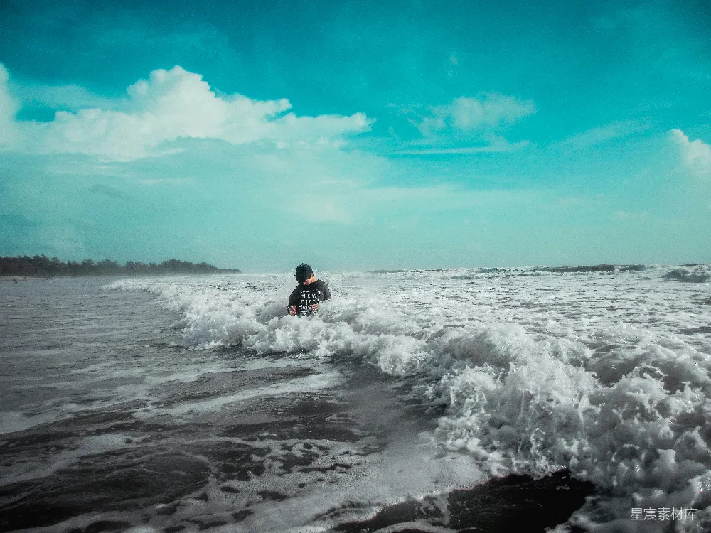 高清摄影 海边的人掀起海浪