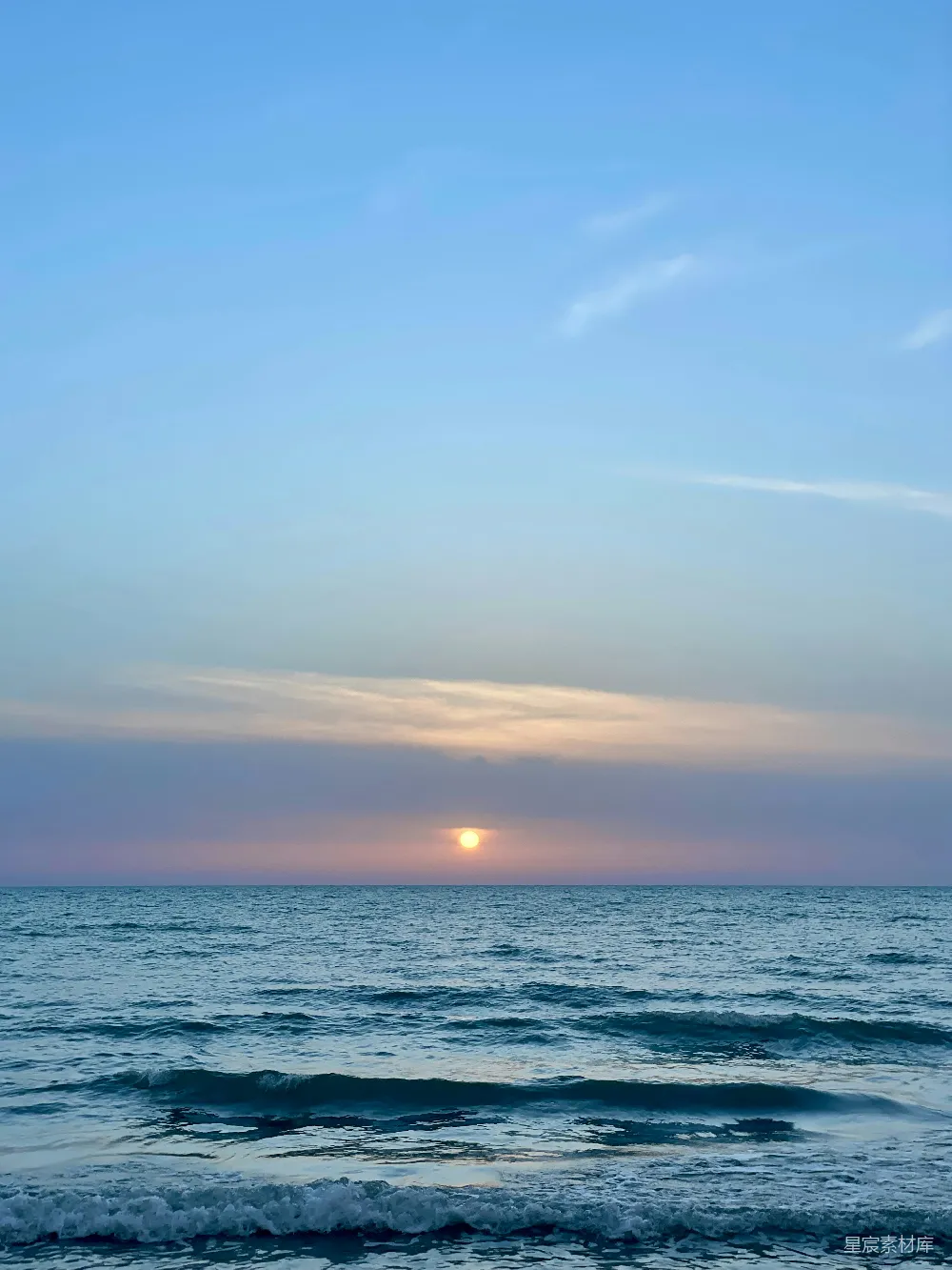 高清摄影 晴天里太阳正沉落在大海上。