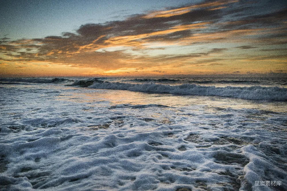 高清摄影 夕阳下海浪拍打在海岸上