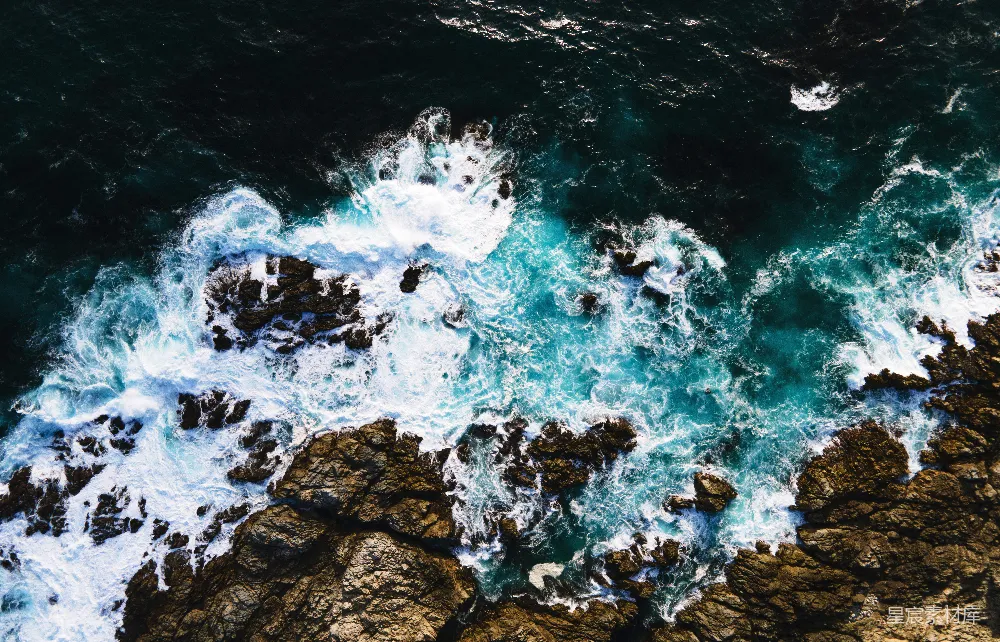 高清摄影 白天海浪冲击岩石