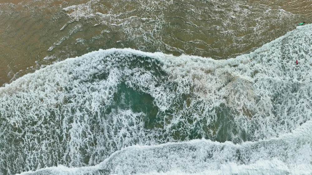 高清摄影 一个男子骑在冲浪板上 surfing于波浪之上
