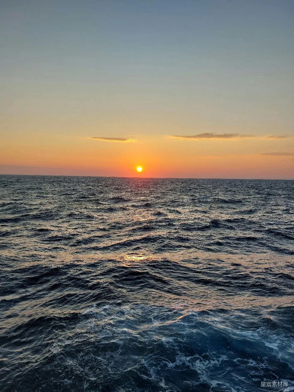 高清摄影 从船上看，夕阳正落下海面上。