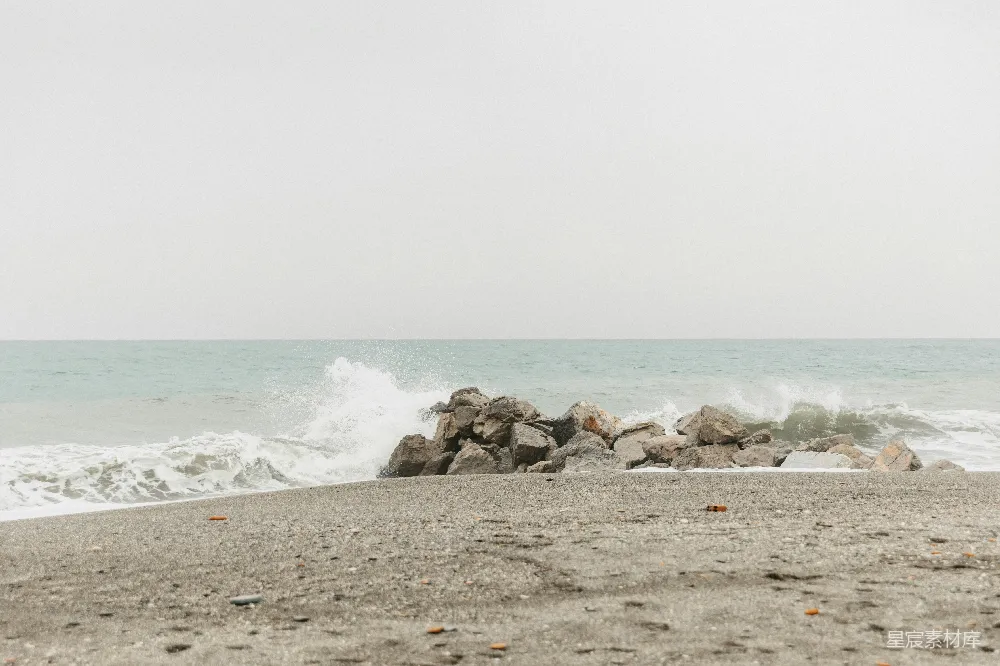 高清摄影 海浪拍打着岸边的岩石。