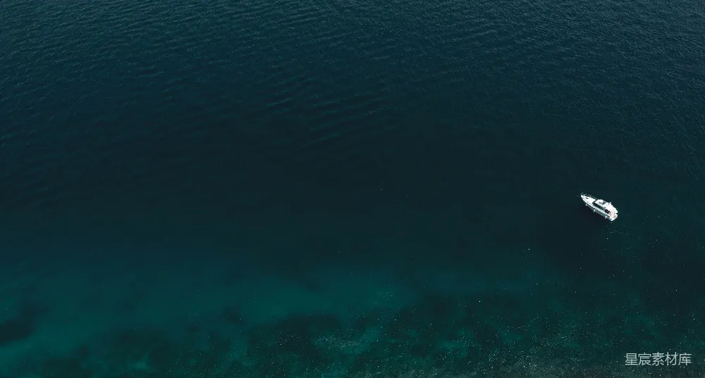 高清摄影 水中的小船