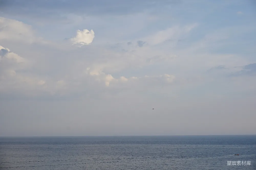 高清摄影  晴空下平静的海洋。