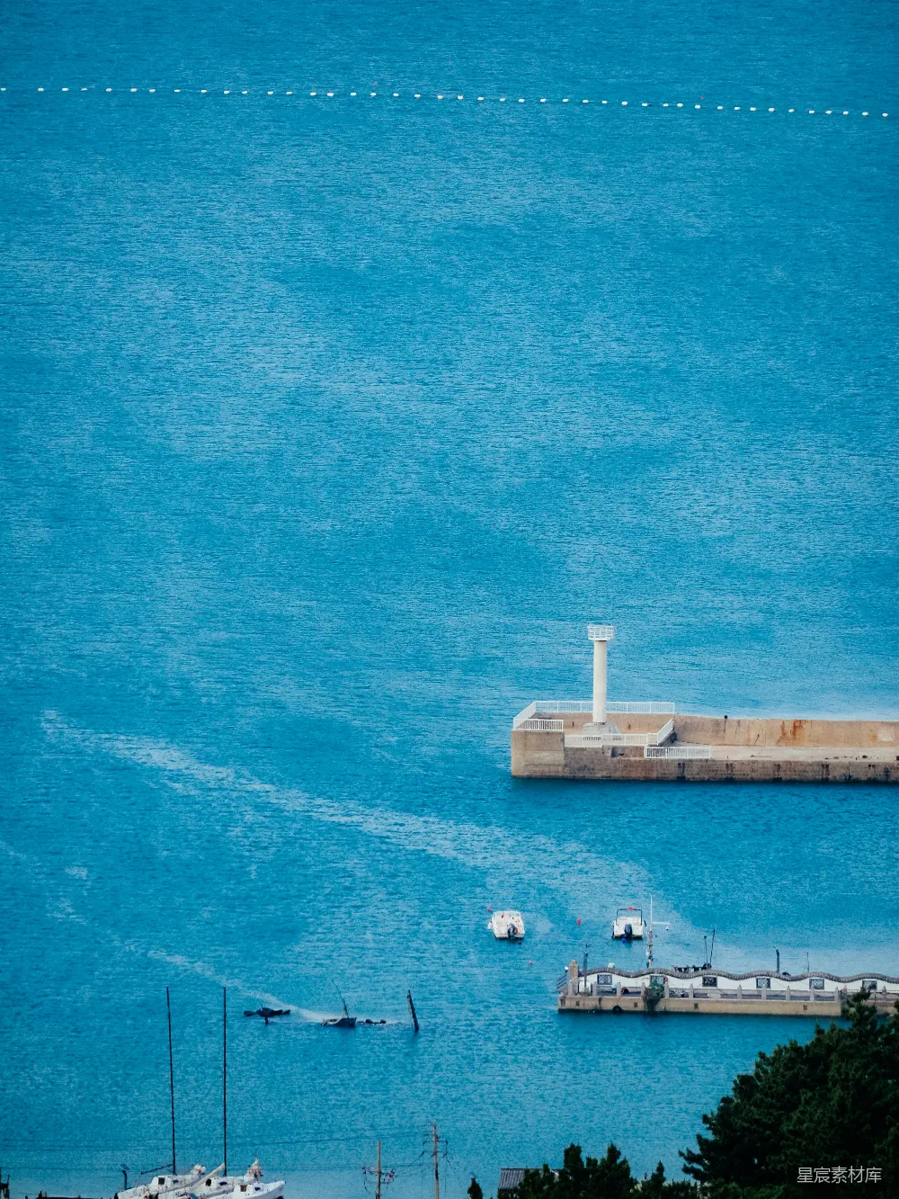 高清摄影 旅行 一湖水中有船
