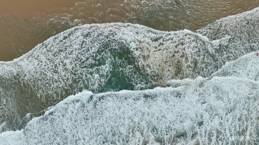 高清摄影 海边一个骑在冲浪板上的人在波浪中 surfing