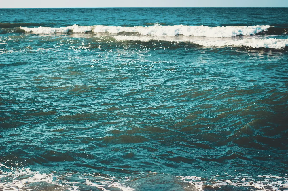 高清摄影 海洋中一个骑着冲浪板的人波浪上