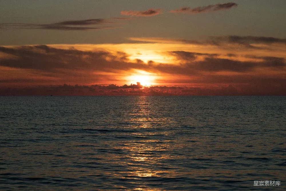 高清摄影 背景中有夕阳的大片水域